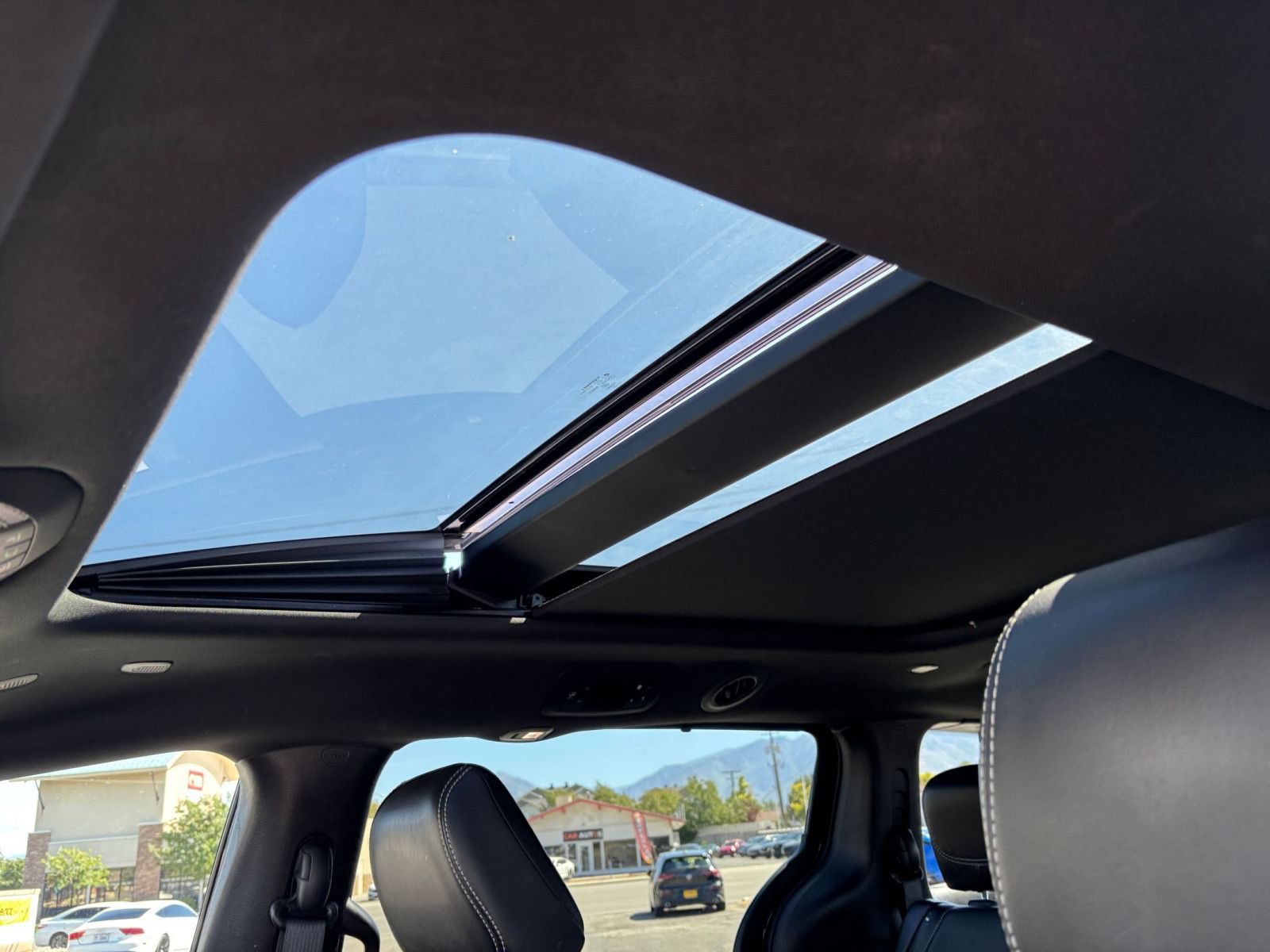 Used 2025 Chrysler Pacifica Limited FWD image 31