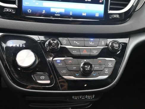 Used 2025 Chrysler Pacifica Select FWD image 25