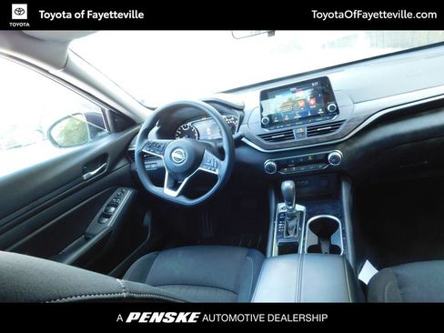 Used 2024 Nissan Altima 2.5 SV FWD image 2