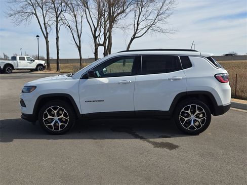 Used 2024 Jeep Compass Latitude image 2