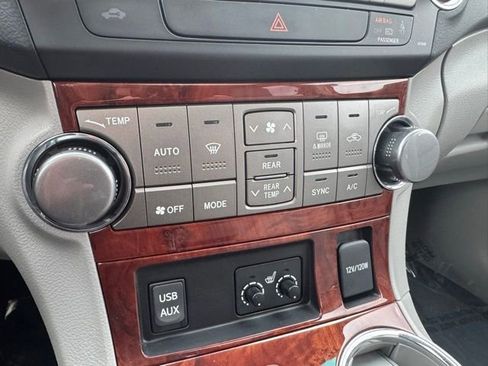 Used 2012 Toyota Highlander Limited w/ Tow Pkg image 13