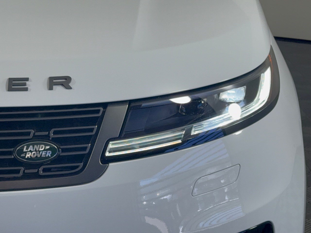 New 2027 Land Rover Range Rover Sport SE AWD/4WD image 12
