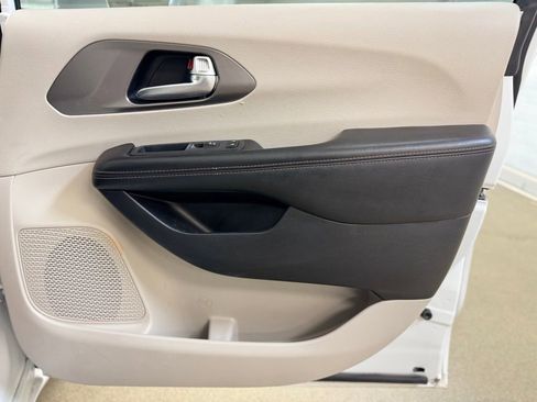 Used 2020 Chrysler Pacifica Touring-L FWD image 28