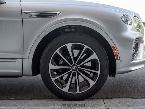 Used 2021 Bentley Bentayga AWD/4WD image 11