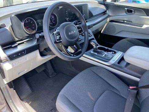 Used 2023 Kia Carnival LX FWD image 6