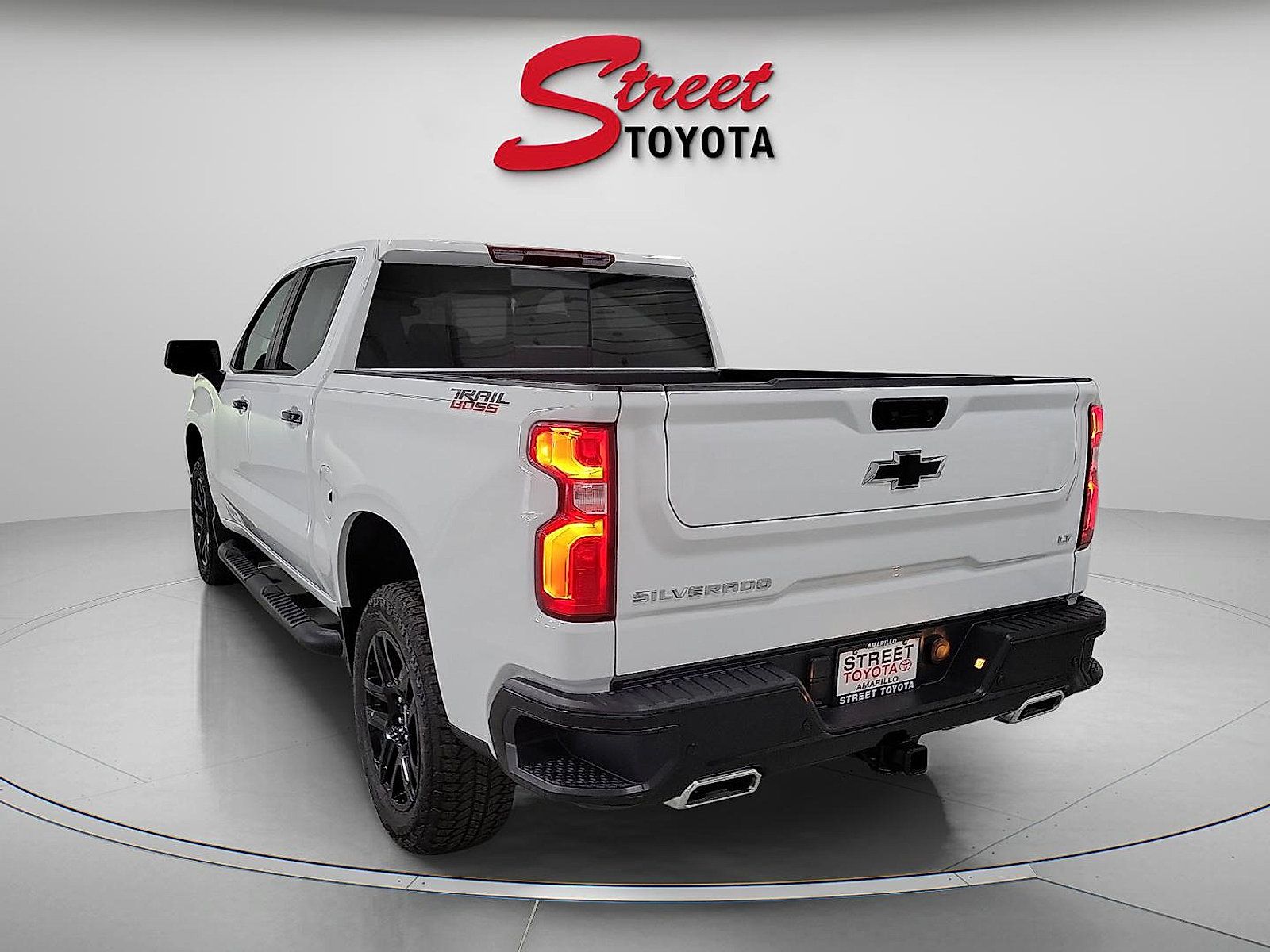 Used 2024 Chevrolet Silverado 1500 LT Trail Boss w/ LT Trail Boss Premium Package AWD/4WD image 2