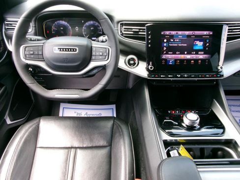 Used 2025 Jeep Wagoneer 4WD image 12