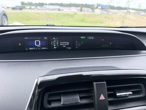 Used 2022 Toyota Prius AWD image 11
