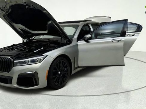 Used 2022 BMW 750i xDrive w/ M Sport Package AWD/4WD image 9