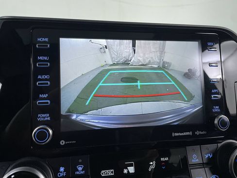 Used 2020 Toyota Highlander XLE AWD/4WD image 16