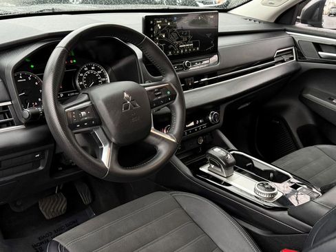 Used 2025 Mitsubishi Outlander SE image 20