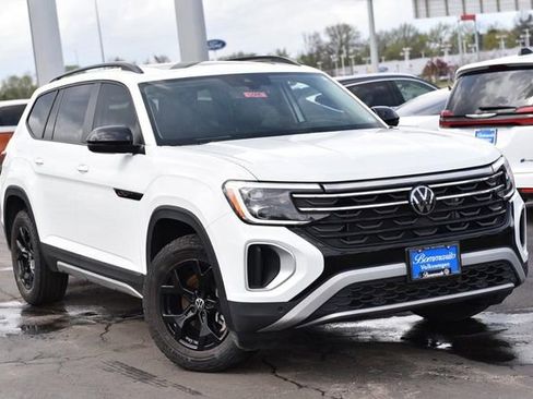 Used 2025 Volkswagen Atlas Peak Edition SE image 2