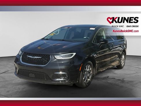 Used 2023 Chrysler Pacifica Touring-L FWD image 5