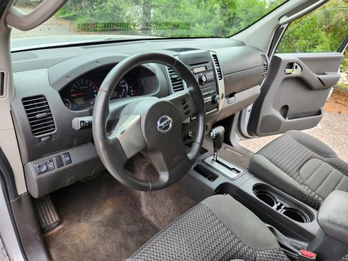 Used 2011 Nissan Frontier SV AWD/4WD image 10