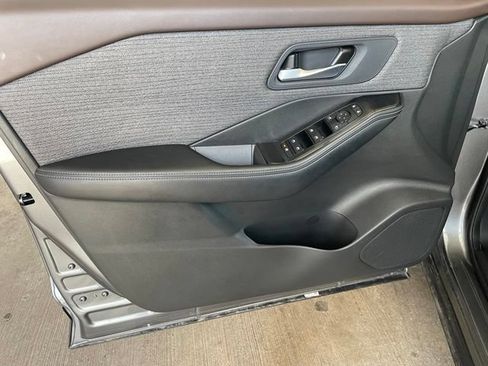 Used 2023 Nissan Rogue SV FWD image 9
