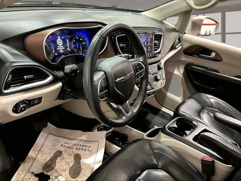 Used 2018 Chrysler Pacifica Touring-L Plus w/ Advanced Safetytec Group FWD image 15