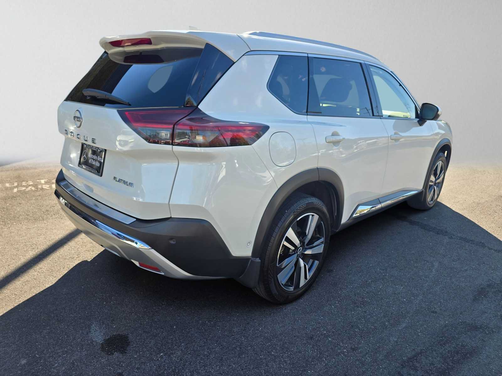 Used 2023 Nissan Rogue Platinum FWD image 3