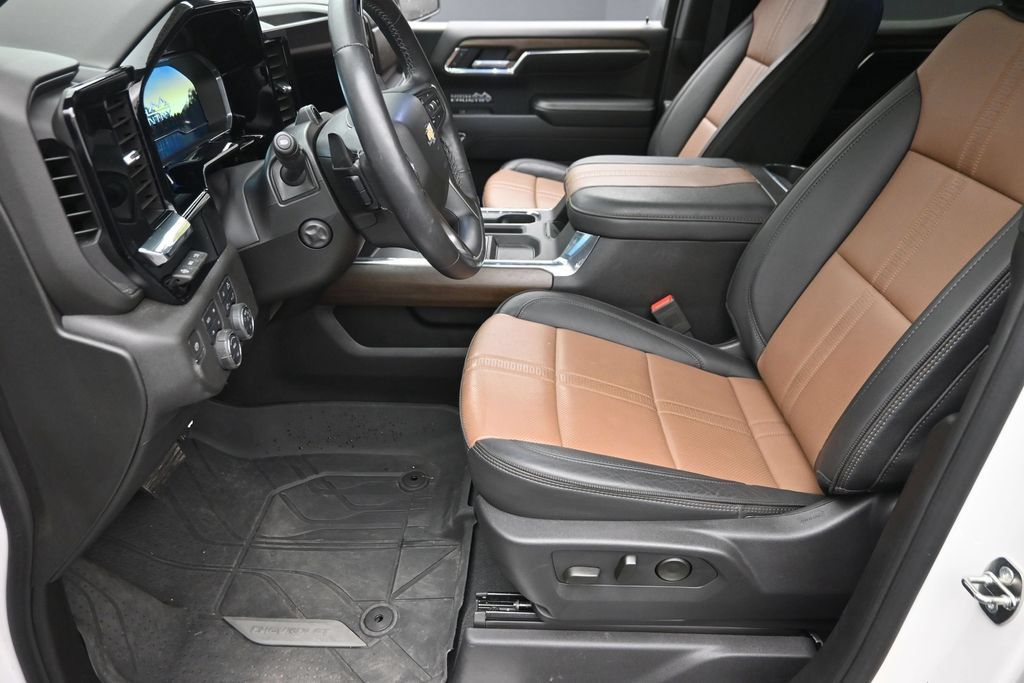 Used 2024 Chevrolet Silverado 1500 High Country w/ High Country Premium Package AWD/4WD image 15