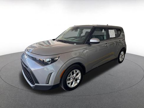 Used 2025 Kia Soul LX w/ LX Technology Package FWD image 4