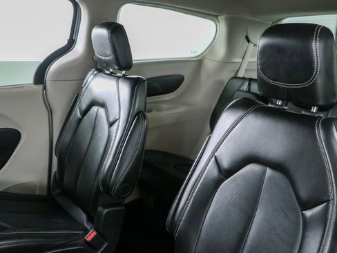 Used 2024 Chrysler Pacifica Touring-L FWD image 24