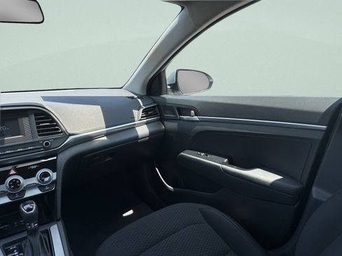 Used 2019 Hyundai Elantra SE w/ Winter Weather Package FWD image 30