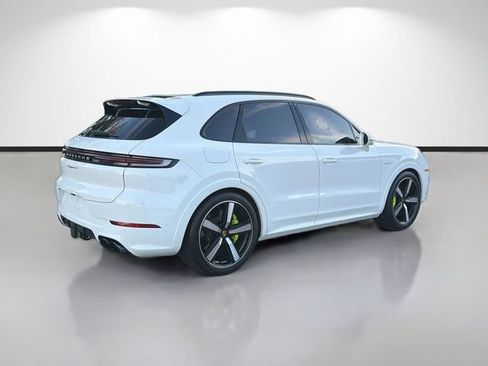Used 2025 Porsche Cayenne S AWD/4WD image 3