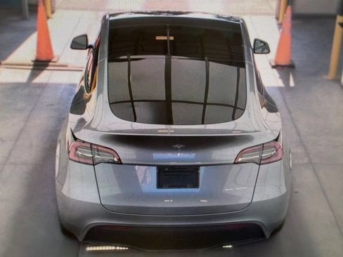 Used 2024 Tesla Model Y Long Range AWD/4WD image 12