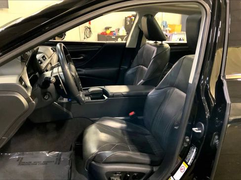 Used 2019 Lexus ES 350 w/ Luxury Package image 7