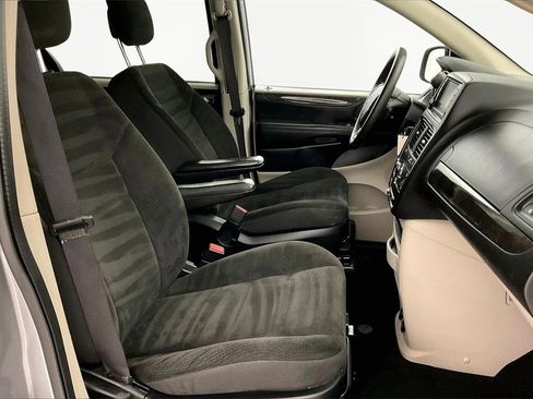 Used 2019 Dodge Grand Caravan SE w/ UConnect Hands-Free Group image 22