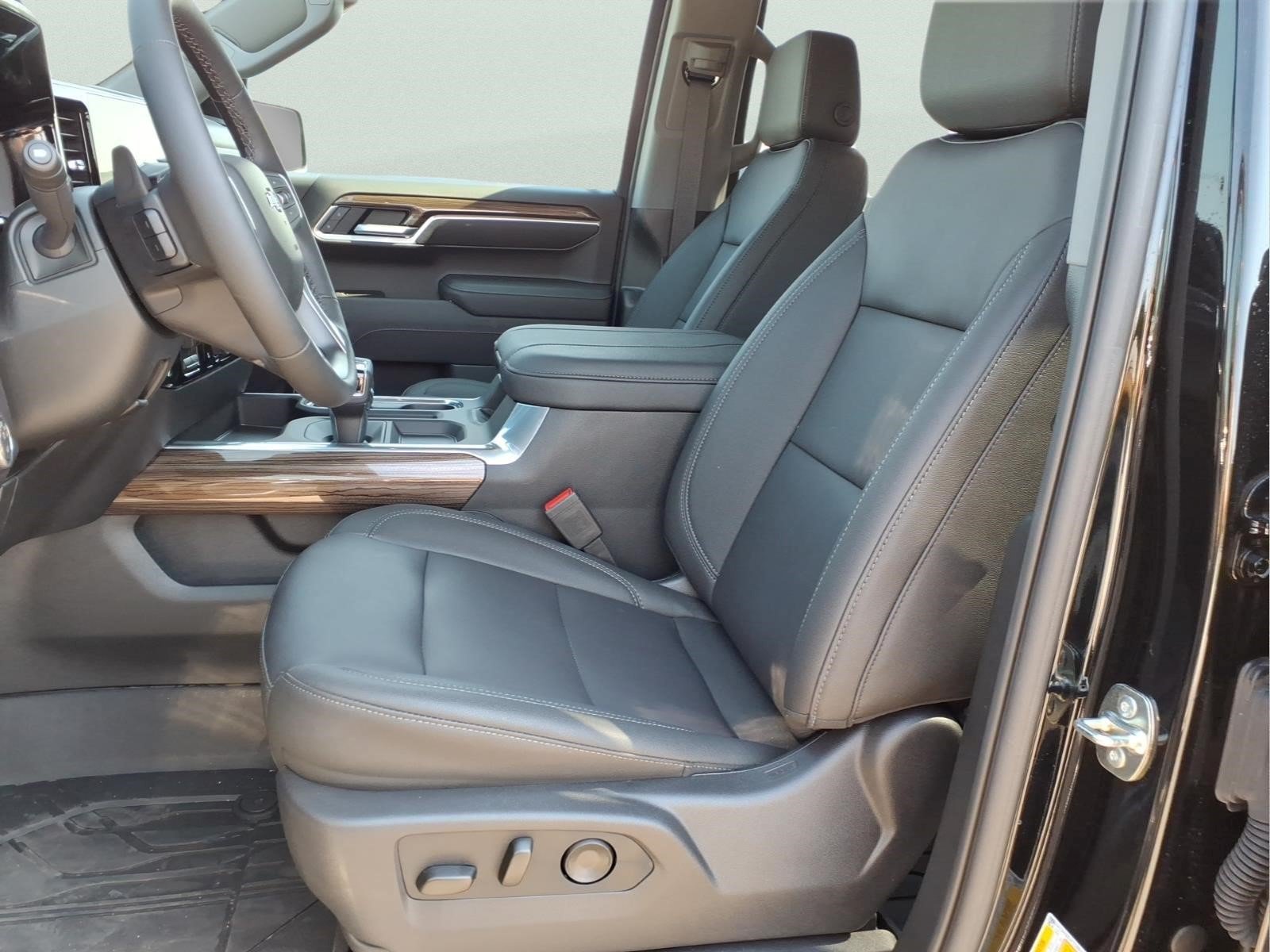 Used 2026 Chevrolet Silverado 1500 RST w/ Redline Edition AWD/4WD image 24