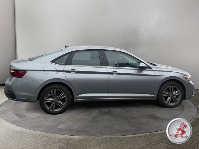 Used 2024 Volkswagen Jetta SE FWD image 8