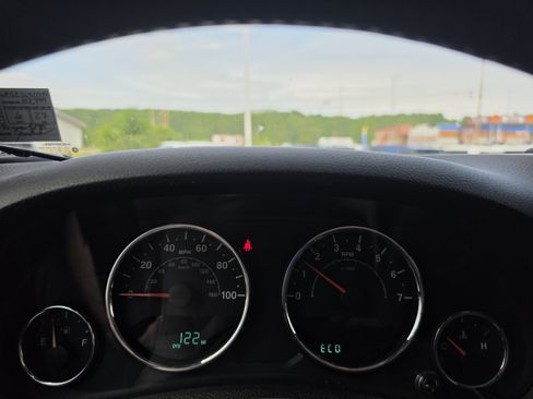 Used 2018 Jeep Wrangler Unlimited Sahara AWD/4WD image 11