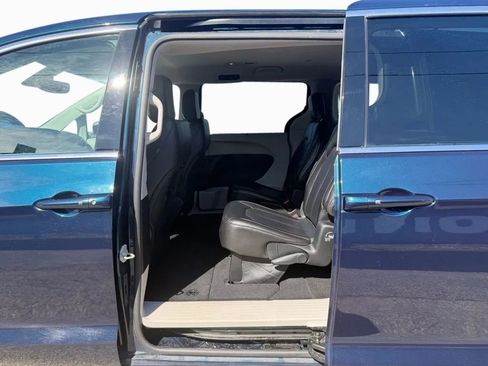 Used 2023 Chrysler Pacifica Touring-L image 29