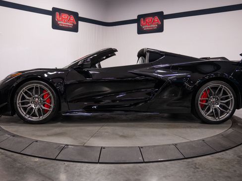 Used 2023 Chevrolet Corvette Z06 w/ Z07 Performance Package RWD image 9