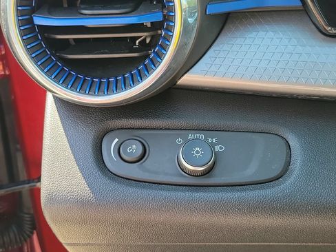 Used 2025 Chevrolet Trax LT w/ LT Convenience Package FWD image 30