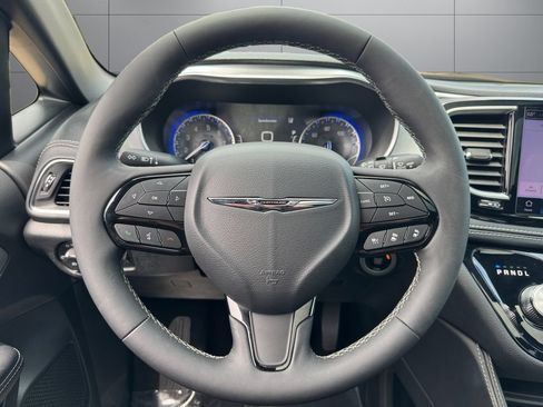 Used 2025 Chrysler Pacifica Limited FWD image 13