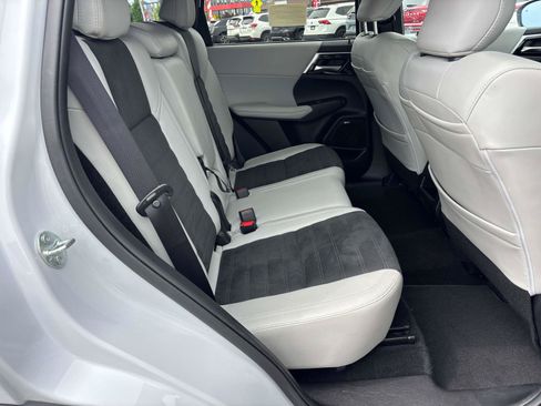 Used 2025 Mitsubishi Outlander SE AWD/4WD image 16