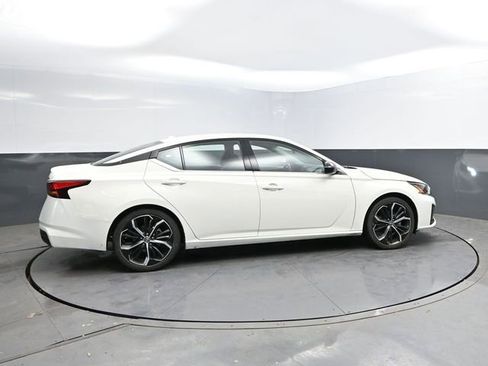 Used 2025 Nissan Altima 2.5 SR image 2