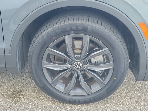Used 2022 Volkswagen Tiguan SE w/ Panoramic Sunroof Package FWD image 12