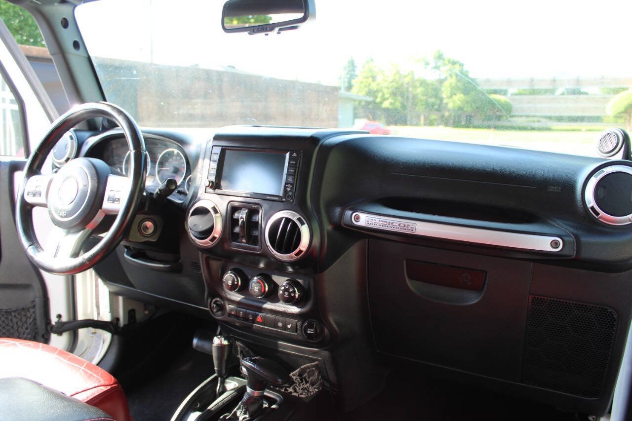 Used 2013 Jeep Wrangler Unlimited Rubicon AWD/4WD image 12