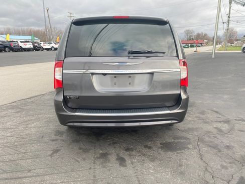 Used 2016 Chrysler Town & Country Touring-L image 6