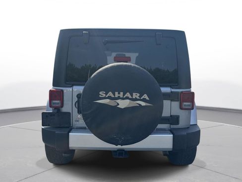 Used 2015 Jeep Wrangler Unlimited Sahara w/ Connectivity Group AWD/4WD image 7