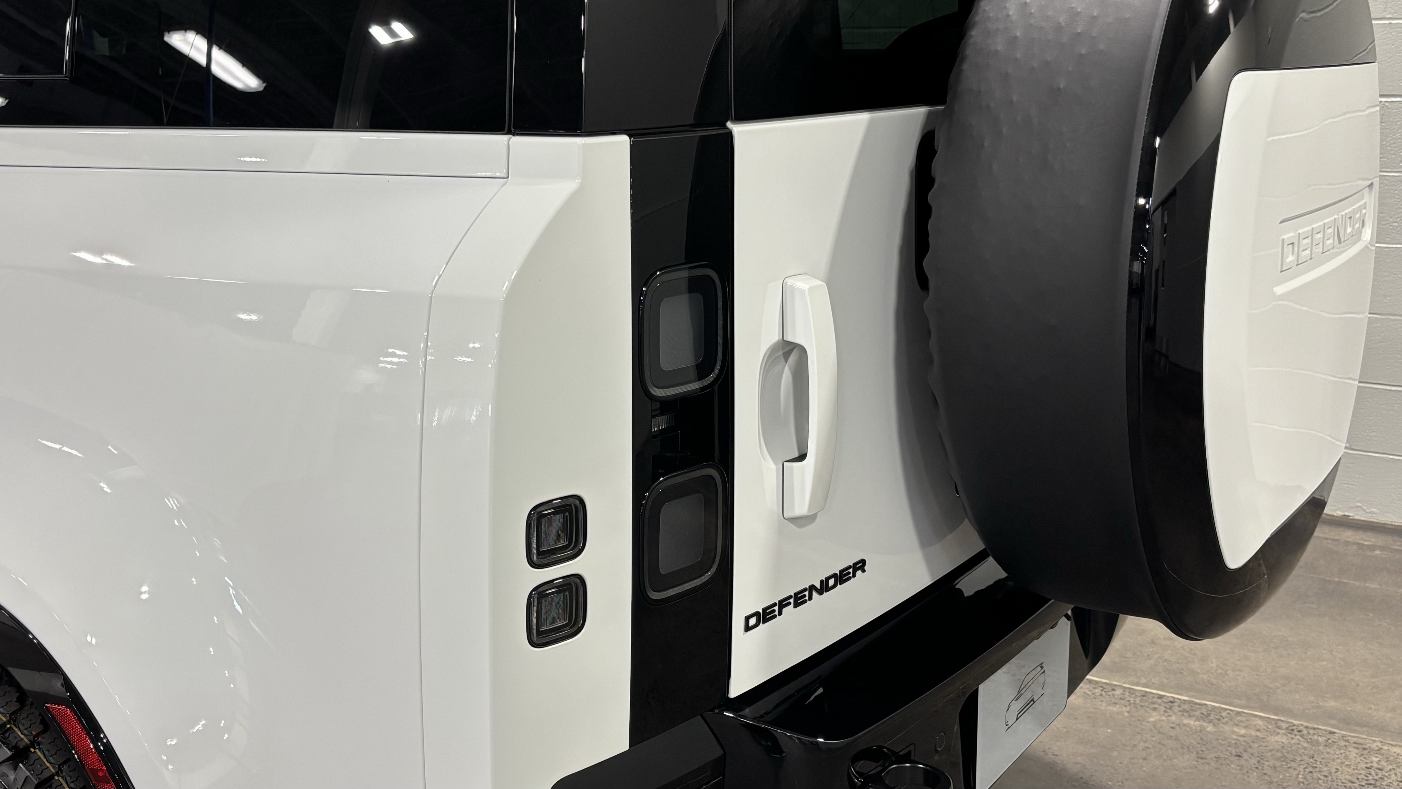 New 2026 Land Rover Defender 110 X-Dynamic SE AWD/4WD image 17