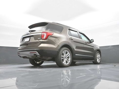 Used 2016 Ford Explorer XLT w/ Equipment Group 202A AWD/4WD image 41