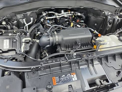 Certified 2024 Ford Explorer XLT RWD image 21