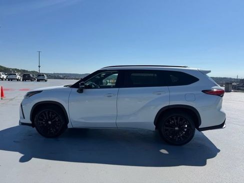 Used 2023 Toyota Highlander XSE AWD/4WD image 6