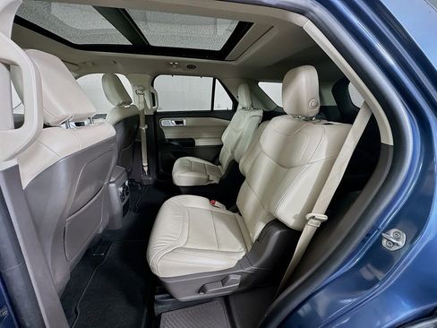Used 2020 Ford Explorer Platinum w/ Premium Technology Package image 24