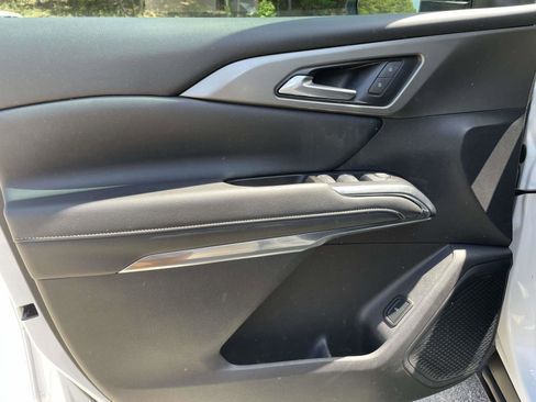Used 2025 Chevrolet Traverse LT w/ LPO, Floor Liner Package FWD image 5