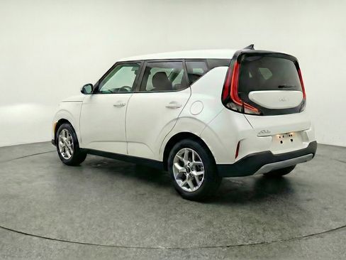 Used 2025 Kia Soul LX w/ LX Technology Package FWD image 6