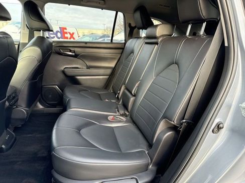 Used 2022 Toyota Highlander XLE image 23